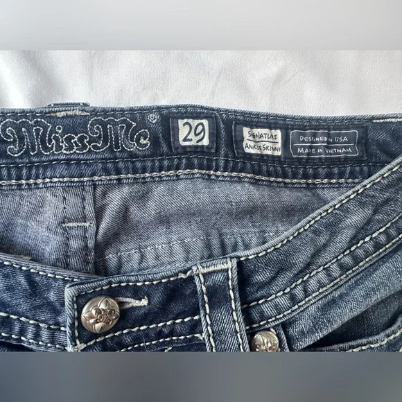 Miss Me Signature Ankle Skinny Jeans with Embellished Pockets - Picture 7 of 8